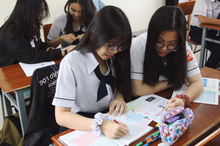 Học sinh lớp 12AT.1, Trường THPT Gia Định đang làm sơ đồ tư duy bài 35