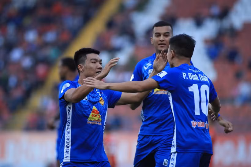 Quảng Nam dù thắng Hải Phòng 4-2 vẫn phải ngậm ngùi xuống chơi giải hạng Nhất trong mùa bóng tới.