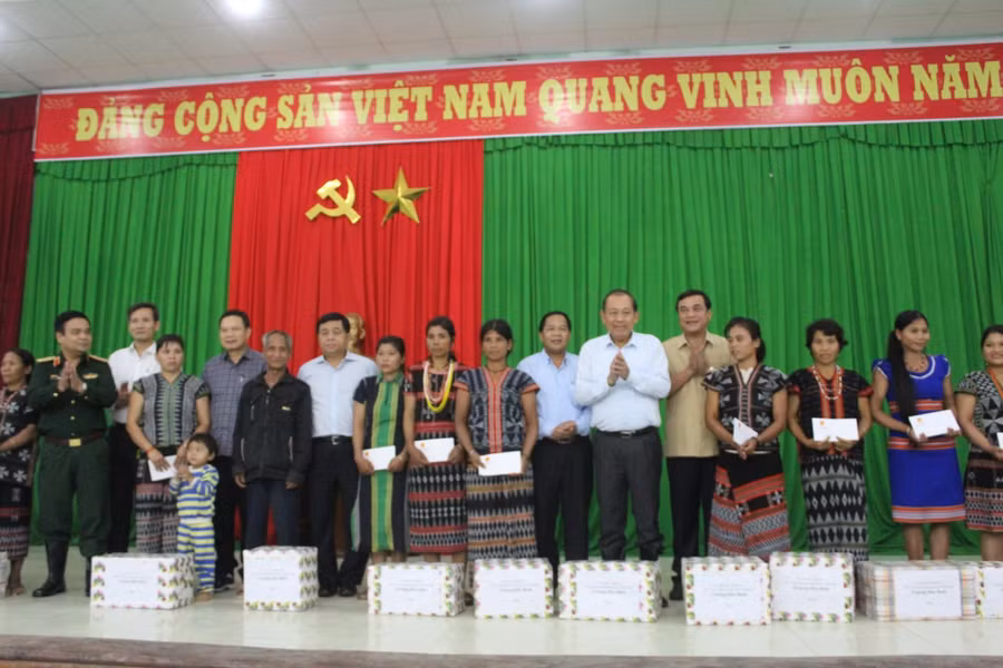 Phó Thủ tướng Thường trực Trương Hòa Bình tặng quà cho các hộ gia đình đồng bào Cơ Tu tại xã A Tiêng, A Nông và Lăng bị ảnh hưởng nặng nề bởi mưa lũ vừa qua.