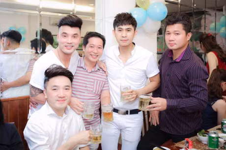 Vo chong Ung Hoang Phuc lam tiec thoi noi cho con trai - Anh 8