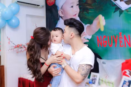 Vo chong Ung Hoang Phuc lam tiec thoi noi cho con trai - Anh 1