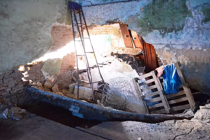 Bức tường trong bãi giữ xe đổ sập