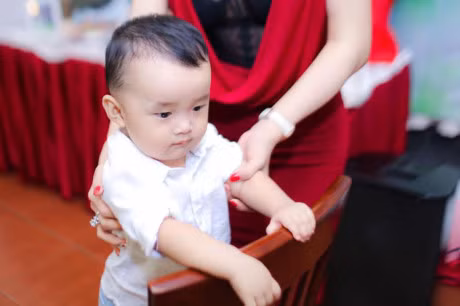 Vo chong Ung Hoang Phuc lam tiec thoi noi cho con trai - Anh 5