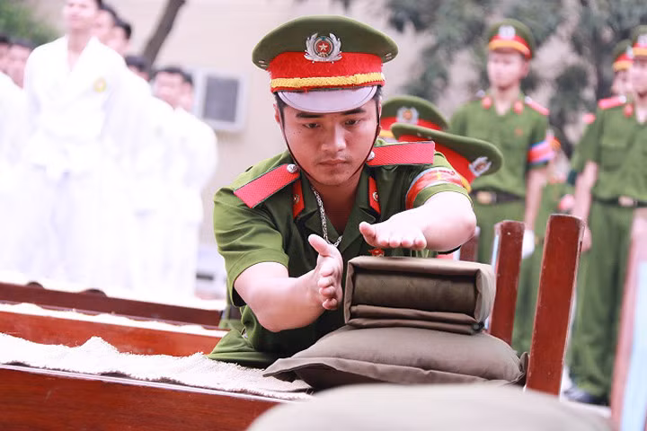Xem màn huấn luyện bài bản của học viên trường cảnh sát