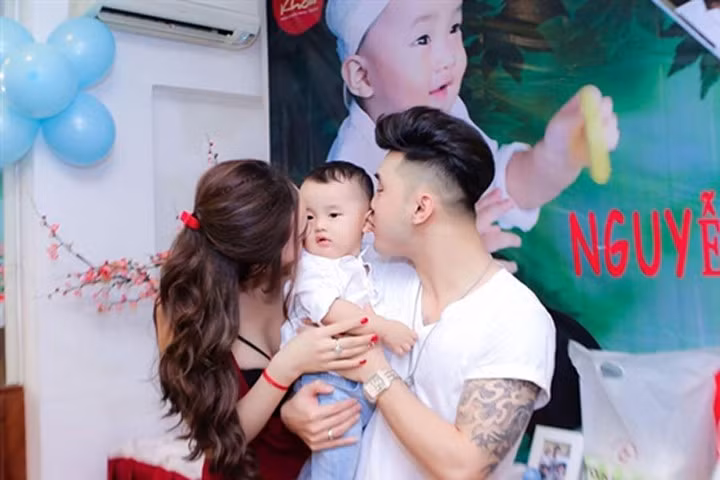 Vợ chồng Ưng Hoàng Phúc làm tiệc thôi nôi cho con trai