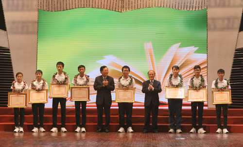 Chủ tịch Quốc hội Nguyễn Sinh Hùng và Bộ trưởng Phạm Vũ Luận trao bằng khen của Thủ tướng Chính phủ cho các học sinh đoạt HCV Olympic quốc tế