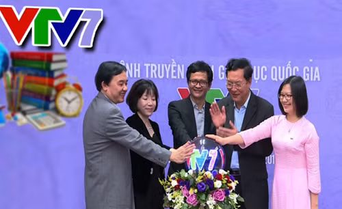 Bộ trưởng Bộ GD&ĐT Phạm Vũ Luận cùng Tổng Giám đốc Đài Truyền hình Việt Nam Trần Bình Minh bấm nút khởi động thử nghiệm phát sóng kênh Truyền hình Giáo dục Quốc gia - VTV7
