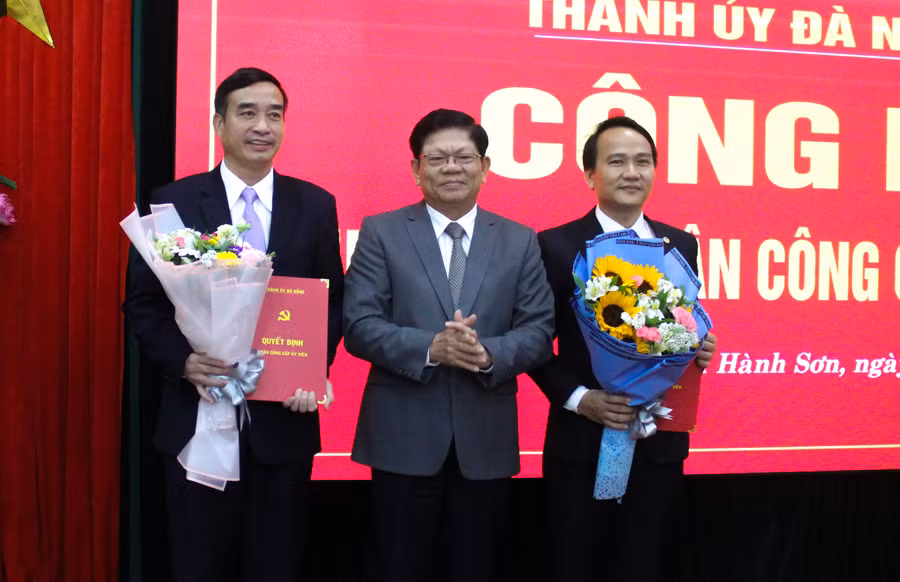 Ông Võ Công Trí - Phó Bí thư Thường trực Thành ủy Đà Nẵng trao quyết định điều động nhân sự cho ông Lê Trung Chinh (bên trái) và ông Nguyễn Đình Vĩnh.