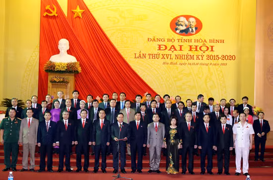 Ban chấp hành Đảng bộ tỉnh Hòa Bình khóa XVI ra mắt. Ảnh: Trang thông tin Đại hội Đảng lần thứ XII