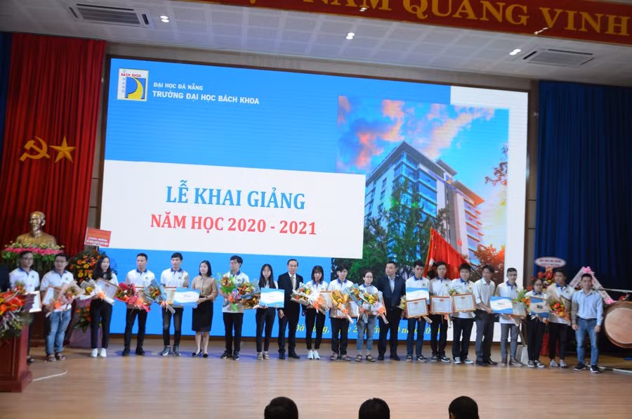 Đại diện các doanh nghiệp trao học bổng cho SV xuất sắc của trường ĐH Bách khoa, ĐH Đà Nẵng