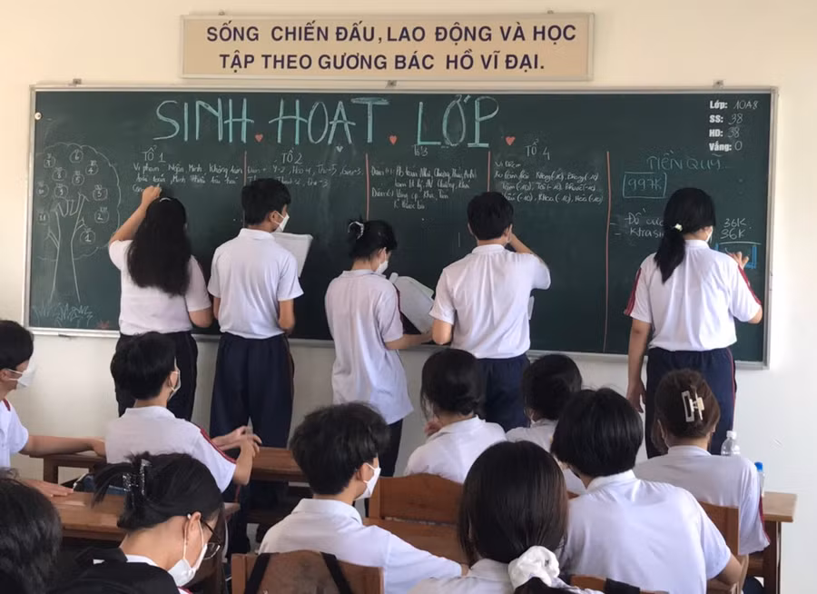 Trong tiết sinh hoạt chủ nhiệm, giáo viên phải tạo điều kiện cho học sinh chủ động điều khiển buổi làm việc của lớp với sự chủ tọa của giáo viên chủ nhiệm. Hình ảnh trong giờ sinh hoạt chủ nhiệm tại Trường THPT Trần Đại Nghĩa.