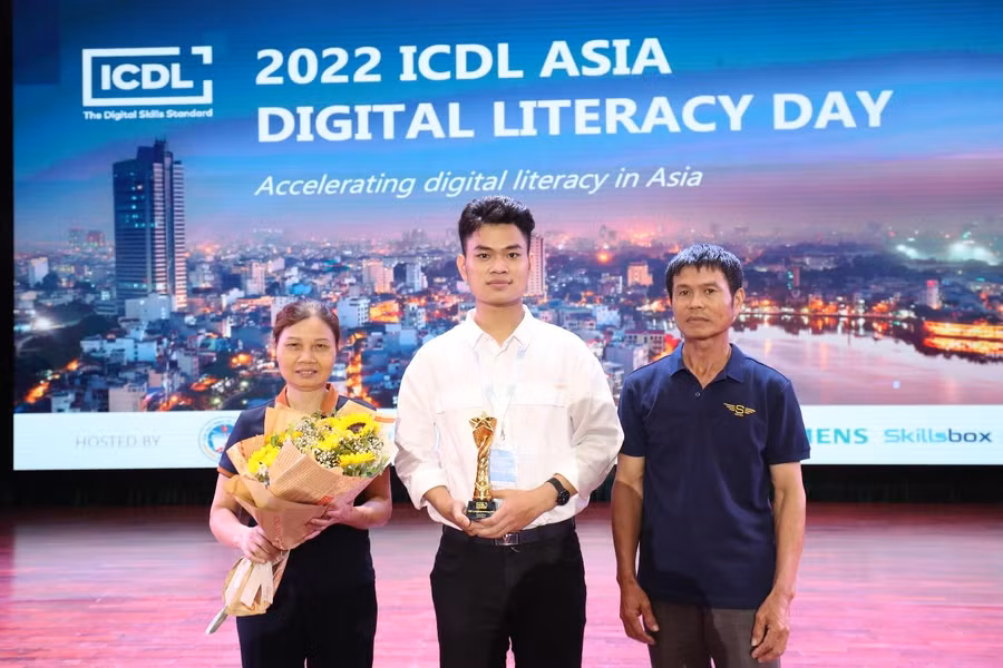 Trần Thanh Tùng cùng gia đình tại Lễ trao giải cuộc thi ICDL Asia Digital Challenge 2022.