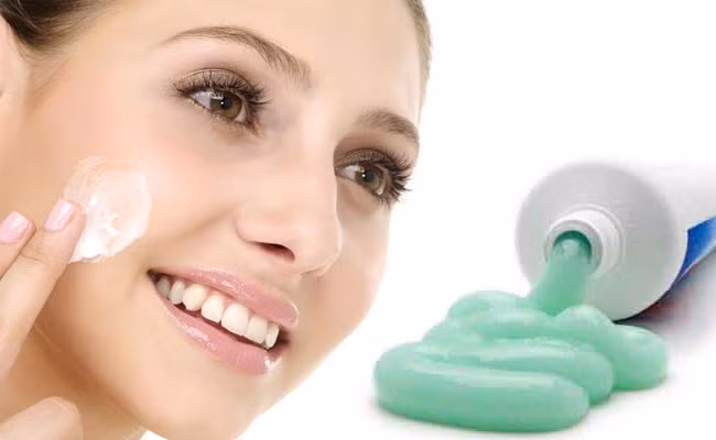 Hãy thoa một ít kem đánh răng lên nốt mụn và để khô qua đêm. Hôm sau, những nốt mụn sẽ bớt đỏ và sưng tấy. meo