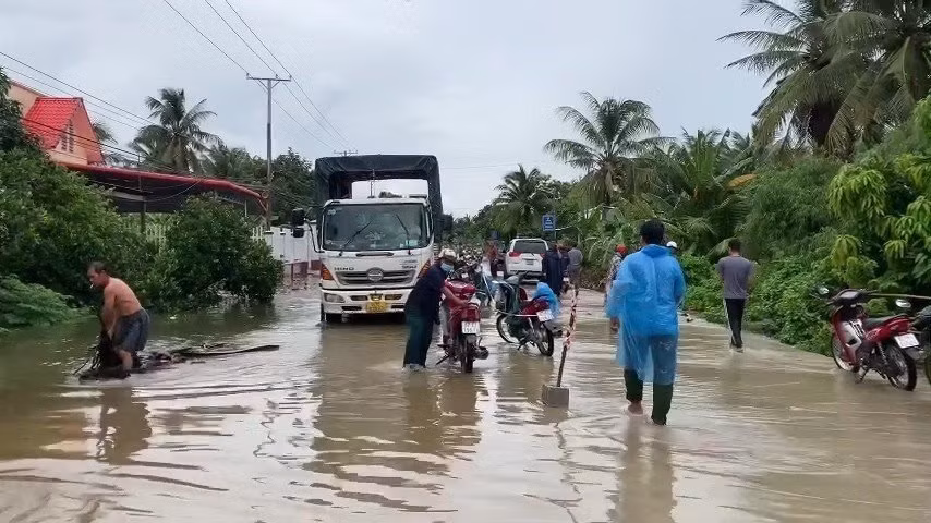Lũ núi làm ngập 1 đoạn lộ giao thông nông thôn.