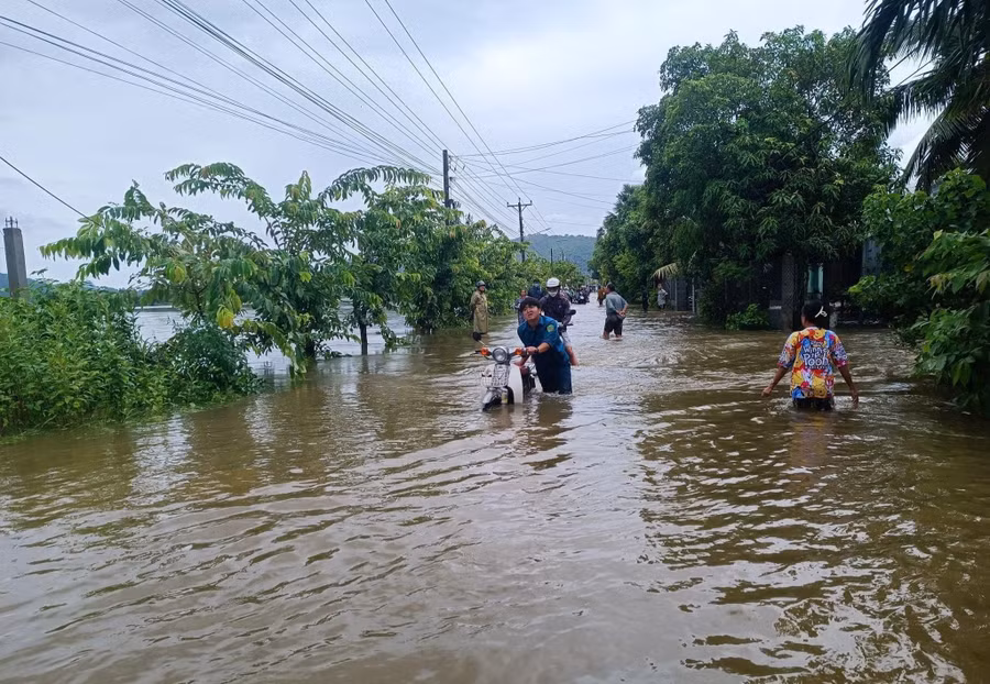 Đường giao thông bị ngập cục bộ ảnh hưởng việc đi lại của người dân.