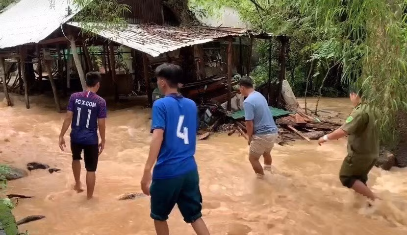 Lũ núi làm ảnh hưởng đến nhà ở và hoa màu của người dân.