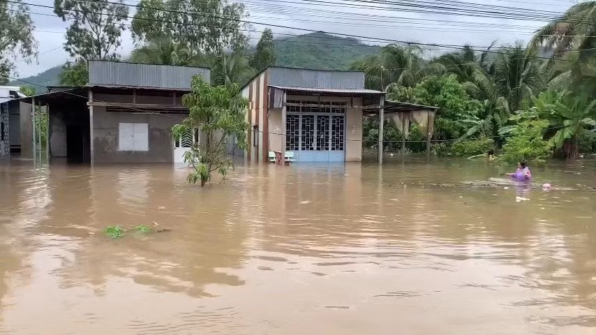 Nhiều nhà dân bị ngập trong nước.