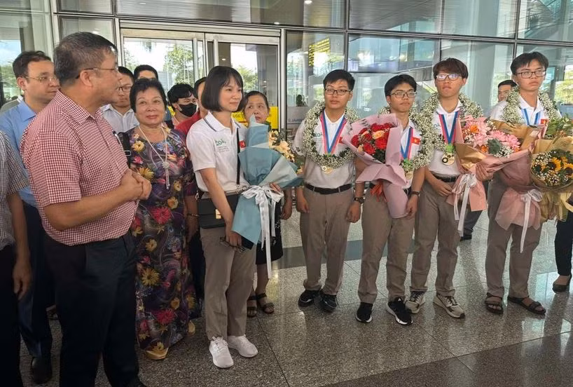 Đoàn Olympic Hóa học quốc tế năm 2023 trở về nước sau khi đạt thành tích cao tại đấu trường trí tuệ. Ảnh: gdtd.vn
