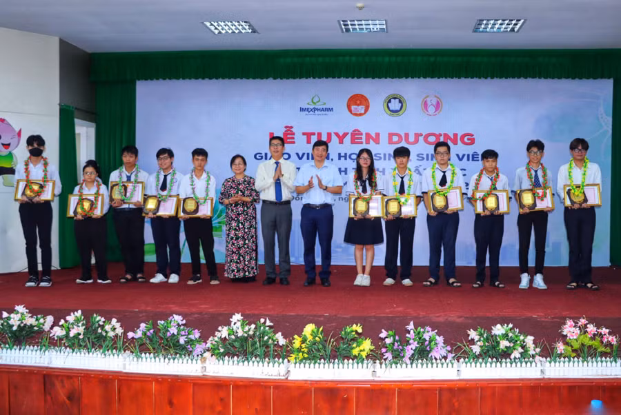 Chủ tịch tỉnh Đồng Tháp tuyên dương HS, SV, GV có thành tích xuất sắc 