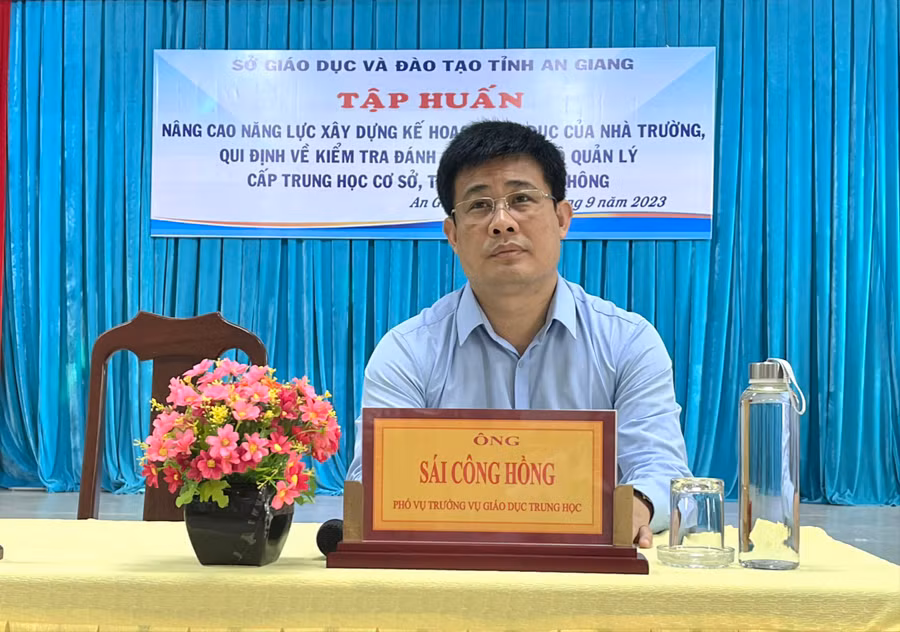 Ông Sái Công Hồng - Phó Vụ trưởng Vụ Giáo dục Trung học (Bộ GD&ĐT) tại Hội nghị. Ông Sái Công Hồng - Phó Vụ trưởng Vụ Giáo dục Trung học (Bộ GD&ĐT) tại Hội nghị.