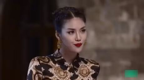Day la guong mat cua Lan Khue khi Pham Huong chu dong huong dan thi sinh tao dang! - Anh 4