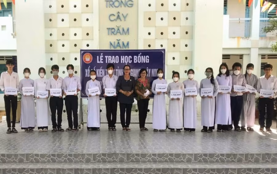 Trao học bổng cho học sinh, sinh viên nghèo vượt khó học giỏi.