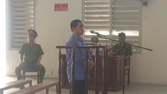 Xông vào đâm vợ và tình nhân đang khỏa thân, chồng bị tù 5 năm