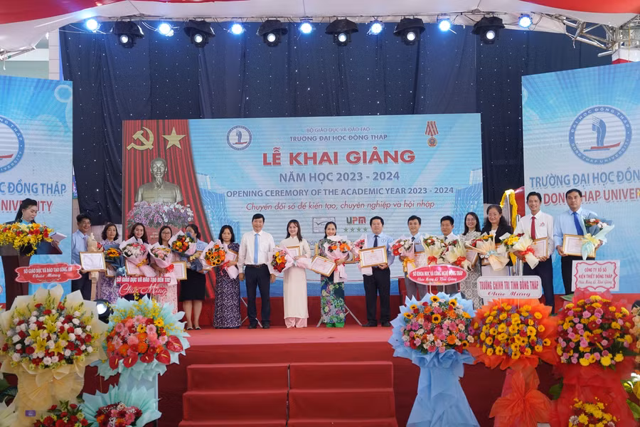 Chủ tịch UBND tỉnh Đồng Tháp khen tặng các tập thể, cá nhân Trường ĐH Đồng Tháp.