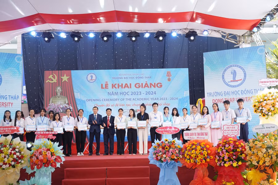 Lãnh đạo Trường ĐH Đồng Tháp trao học bổng thu hút nhân tài cho tân sinh viên.