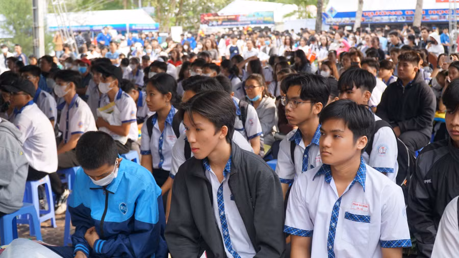 Học sinh lớp 12 TP Cần Thơ tham gia chương trình tư vấn, hướng nghiệp tại Trường ĐH Cần Thơ. Ảnh: Q. Ngữ Học sinh lớp 12 TP Cần Thơ tham gia chương trình tư vấn, hướng nghiệp tại Trường ĐH Cần Thơ. Ảnh: Q. Ngữ