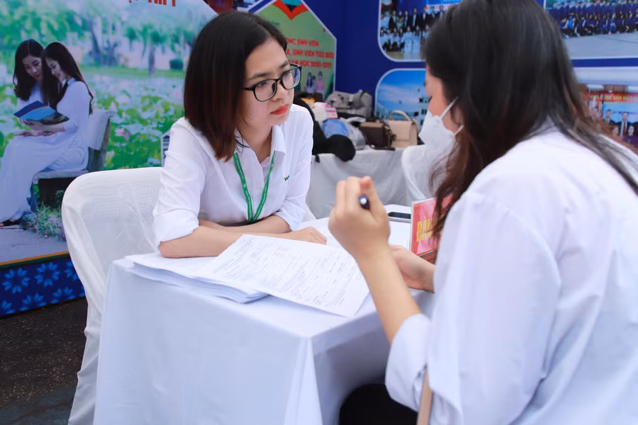 Thí sinh tham dự ngày hội tư vấn tuyển sinh, hướng nghiệp năm 2022. Ảnh: TG Thí sinh tham dự ngày hội tư vấn tuyển sinh, hướng nghiệp năm 2022. Ảnh: TG