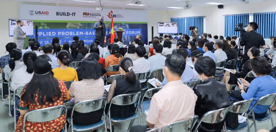 Diễn đàn phương pháp giảng dạy dựa trên các vấn đề thực tiễn tại Trường ĐH Công nghiệp TPHCM, thuộc Dự án USAID BUILD-IT do Đại học bang Arizona thực hiện, tháng 4/2022. Diễn đàn phương pháp giảng dạy dựa trên các vấn đề thực tiễn tại Trường ĐH Công nghiệp TPHCM, thuộc Dự án USAID BUILD-IT do Đại học bang Arizona thực hiện, tháng 4/2022.
