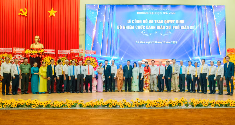 Quang cảnh lễ công bố và trao quyết định bổ nhiệm chức danh Giáo sư, Phó Giáo sư.