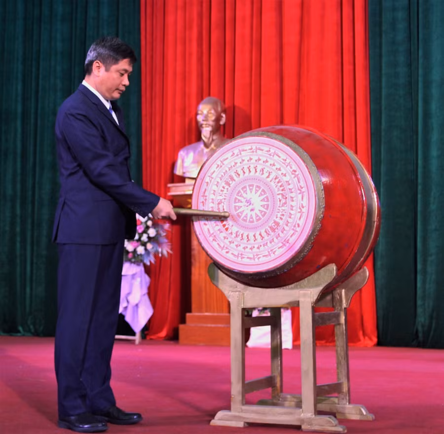 PGS.TS Nguyễn Văn Đăng – Bí thư Đảng ủy, Hiệu trưởng nhà trường dóng lên hồi trống khai giảng năm học mới 2020 - 2021.