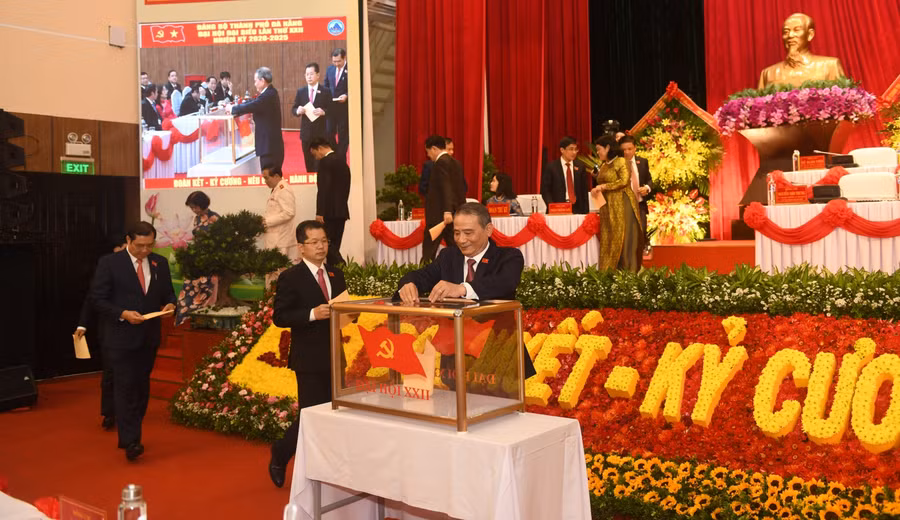 Các đại biểu bỏ phiếu để bầu Ban Chấp hành Đảng bộ thành phố khóa XXII, nhiệm kỳ 2020-2025.