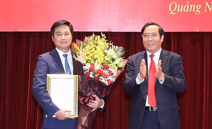 Ông Phạm Thanh Bình trao quyết định của Ban Bí thư cho ông Nguyễn Tường Văn (trái ảnh).