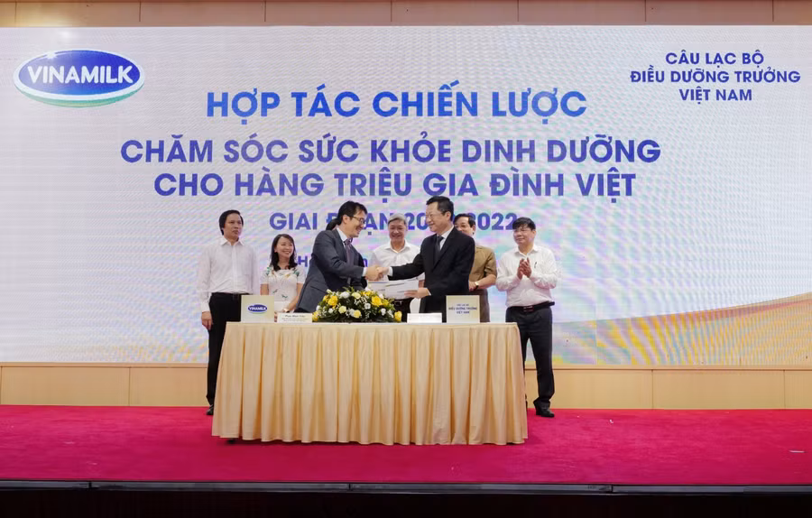 Ông Phan Minh Tiên (bên trái) và ông Hoàng Văn Thành đại diện ký kết hợp tác chiến lược giữa Vinamilk và CLB Điều dưỡng trưởng Việt Nam giai đoạn 2020-2022.