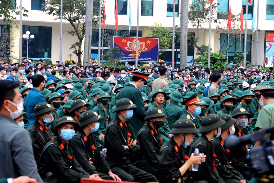 Các tân binh đều được trang bị khẩu trang y tế trước khi vào lễ giao nhận quân.