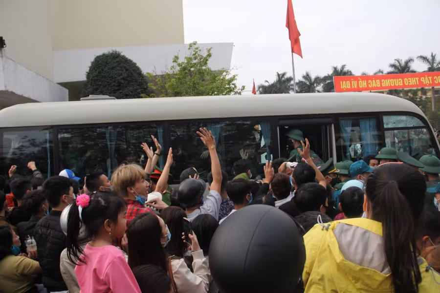 Chia tay bạn bè, người thân lên xe đi làm nhiệm vụ.