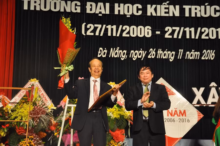  GS.TSKH Bùi Văn Ga – Thứ trưởng Bộ GD&ĐT - trao Bằng khen của Bộ trưởng Bộ GD&ĐT cho tập thể nhà trường vì đã có nhiều thành tích trong hoạt động giáo dục.