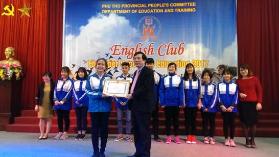 Ông Nguyễn Minh Tường - Giám đốc Sở GD&ĐT trao thưởng tại CLB Tiếng Anh dành cho HS THPT tỉnh Phú Thọ năm học 2016-2017