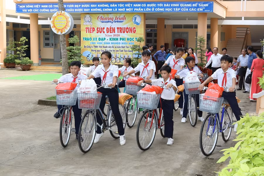 Niềm vui các em HS sau khi nhận xe đạp.