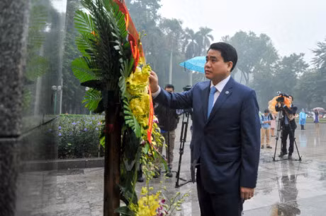 Chu tich UBND thanh pho Ha Noi dang hoa tai tuong dai Lenin - Anh 1