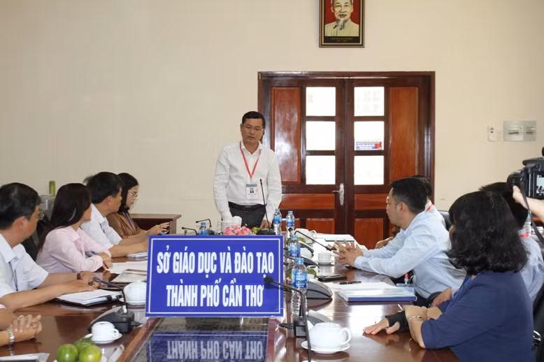 Thứ trưởng Bộ GD&ĐT Nguyễn Văn Phúc làm việc với Ban Chỉ đạo thi TP Cần Thơ