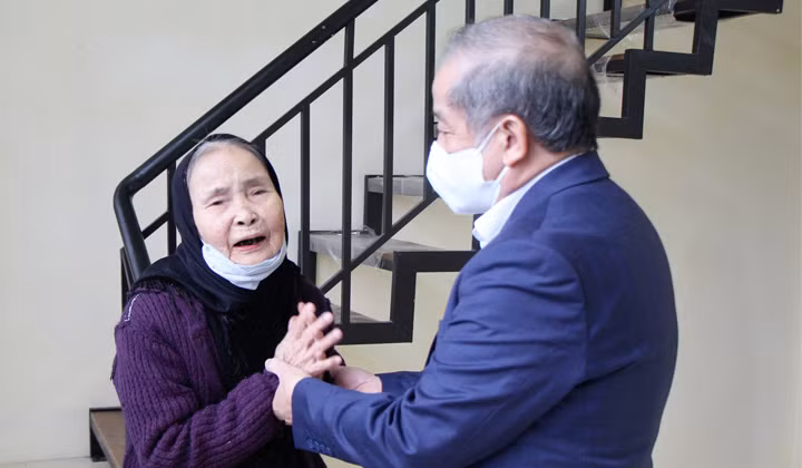 Phó Bí thư Thường trực Tỉnh uỷ Phan Ngọc Thọ thăm hỏi các hộ dân sau khi nhận nhà mới.