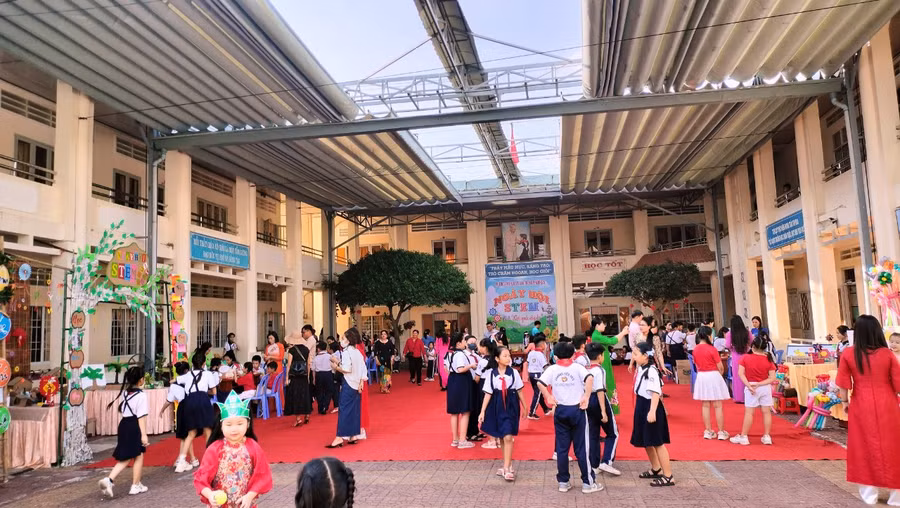 Mái che di động được Trường Tiểu học Quang Trung đầu tư che mát cho học sinh giờ ra chơi. Ảnh: TG Mái che di động được Trường Tiểu học Quang Trung đầu tư che mát cho học sinh giờ ra chơi. Ảnh: TG