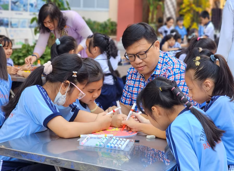 Cần quan tâm, chia sẻ, trao đổi nhiều hơn với học sinh để thầy và trò giảm bớt những hiểu lầm không đáng có. Cần quan tâm, chia sẻ, trao đổi nhiều hơn với học sinh để thầy và trò giảm bớt những hiểu lầm không đáng có.
