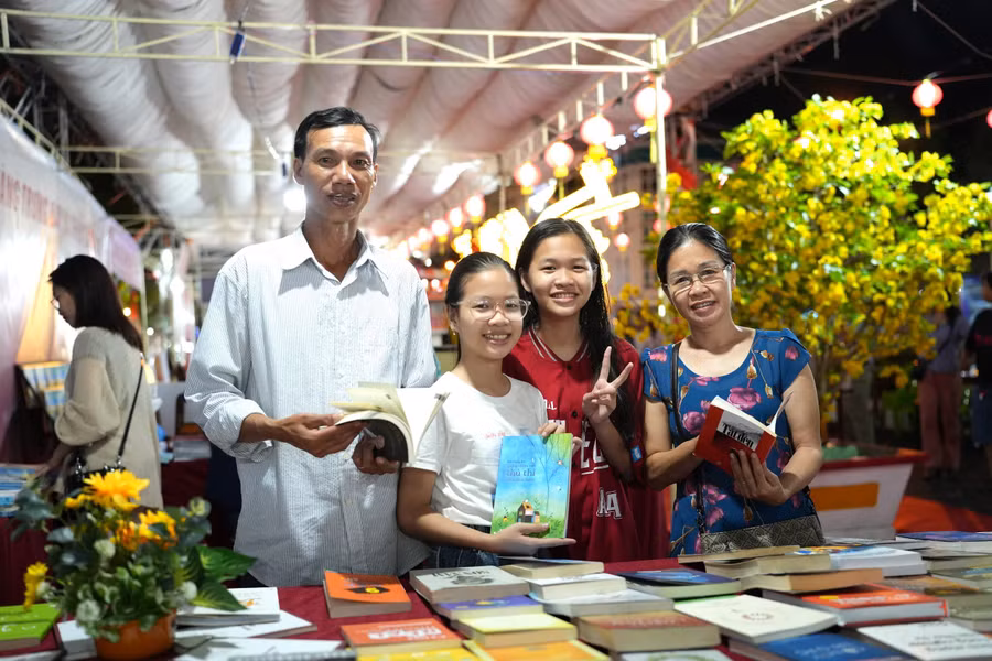 Đường sách Hội Tao đàn Chiêu Anh Các thu hút đông đảo học sinh, sinh viên và người dân tham gia. Đường sách Hội Tao đàn Chiêu Anh Các thu hút đông đảo học sinh, sinh viên và người dân tham gia.
