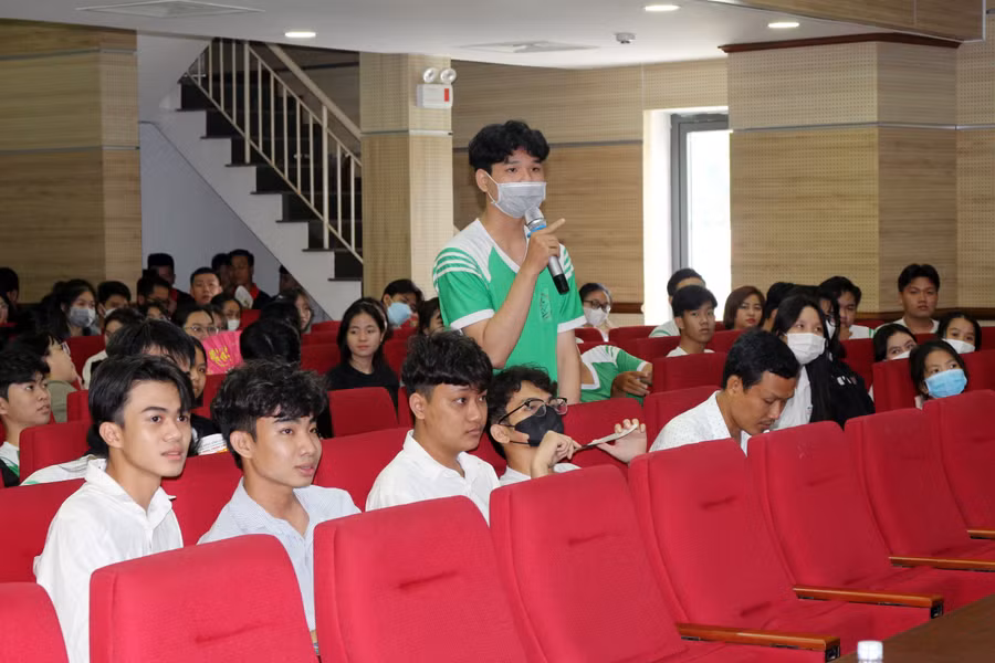 Học sinh đặt câu hỏi cho Ban tư vấn. Học sinh đặt câu hỏi cho Ban tư vấn.