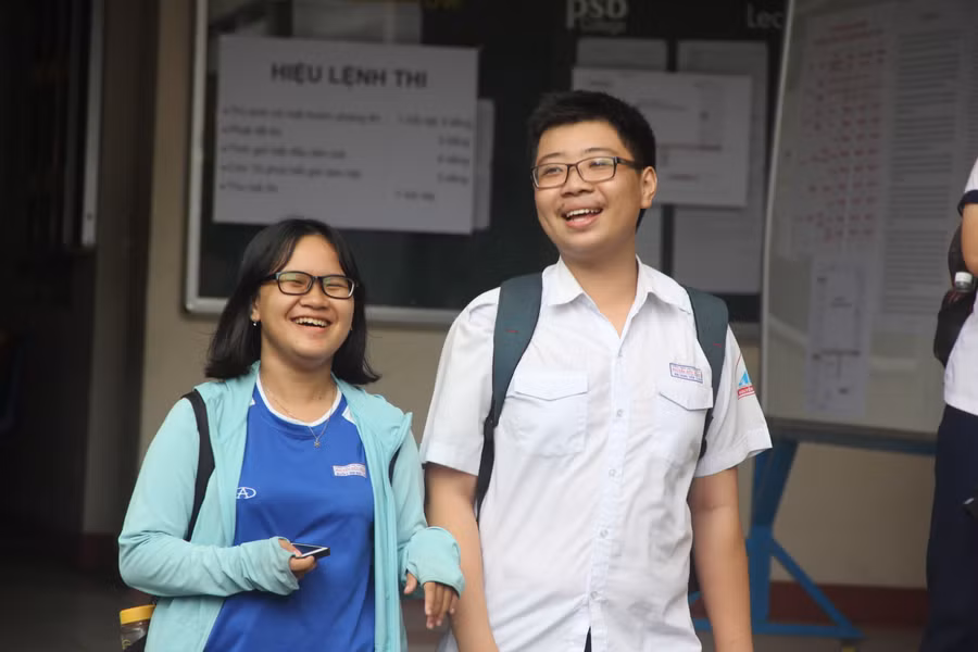 Một số thí sinh vui vẻ rời trường thi.